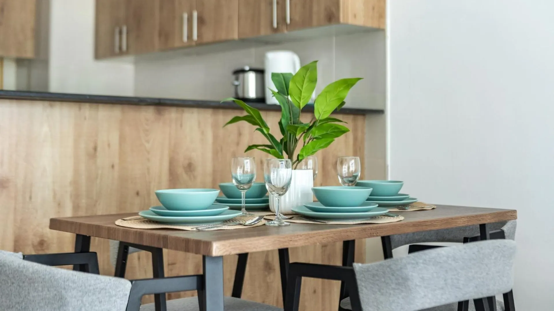 Shoresinn - Artistic Retreat In Dubai Marina Apartment