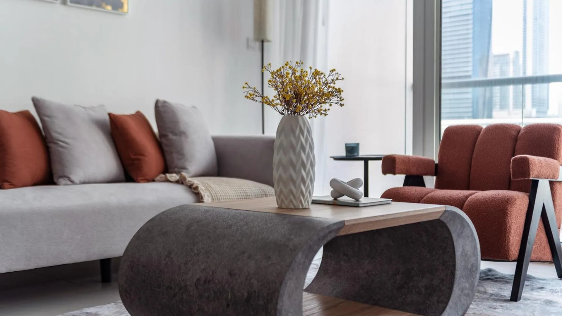 Shoresinn - Artistic Retreat In Dubai Marina Apartment